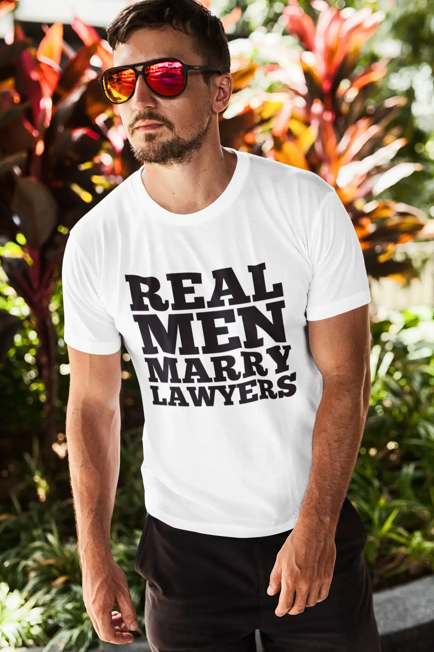 Les vrais hommes se marient avec des avocats, T-shirt à manches courtes et col rond pour hommes