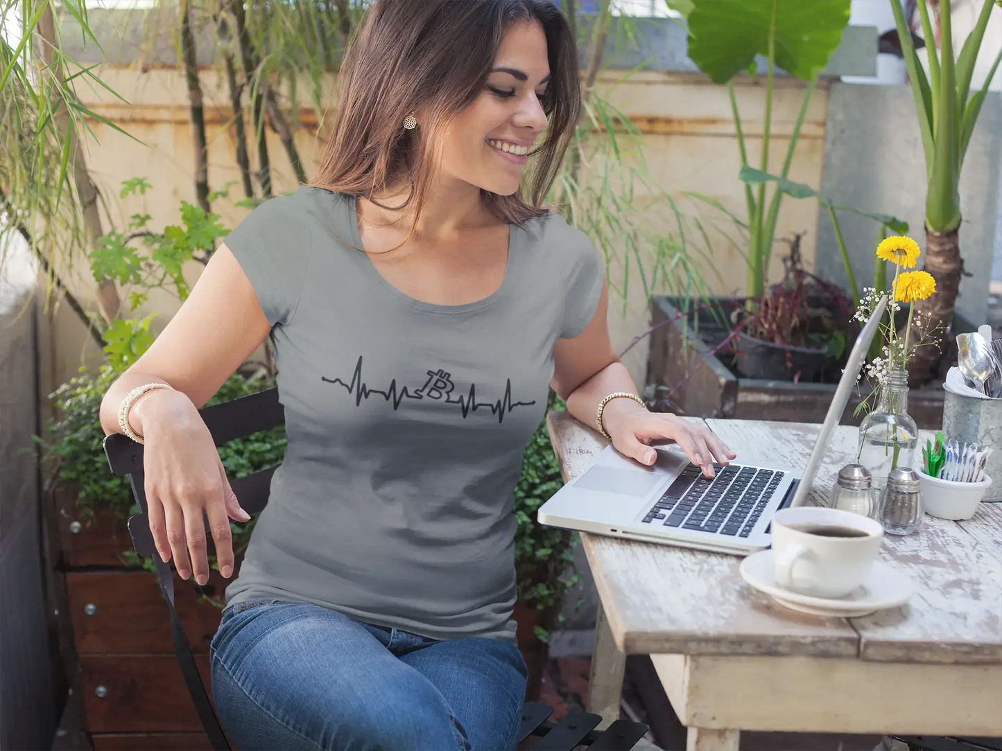 Ultrabasic® Tee-Shirt Femme Manches Courtes Bitcoin Battement de Coeur BTC HODL Tee Crypto Idée Cadeau