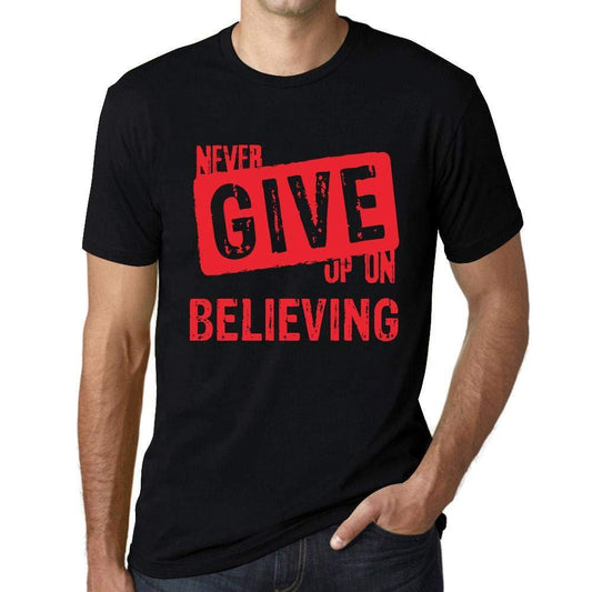 Ultrabasic Homme T-Shirt Graphique Never Give Up on Believing Noir Profond Texte Rouge