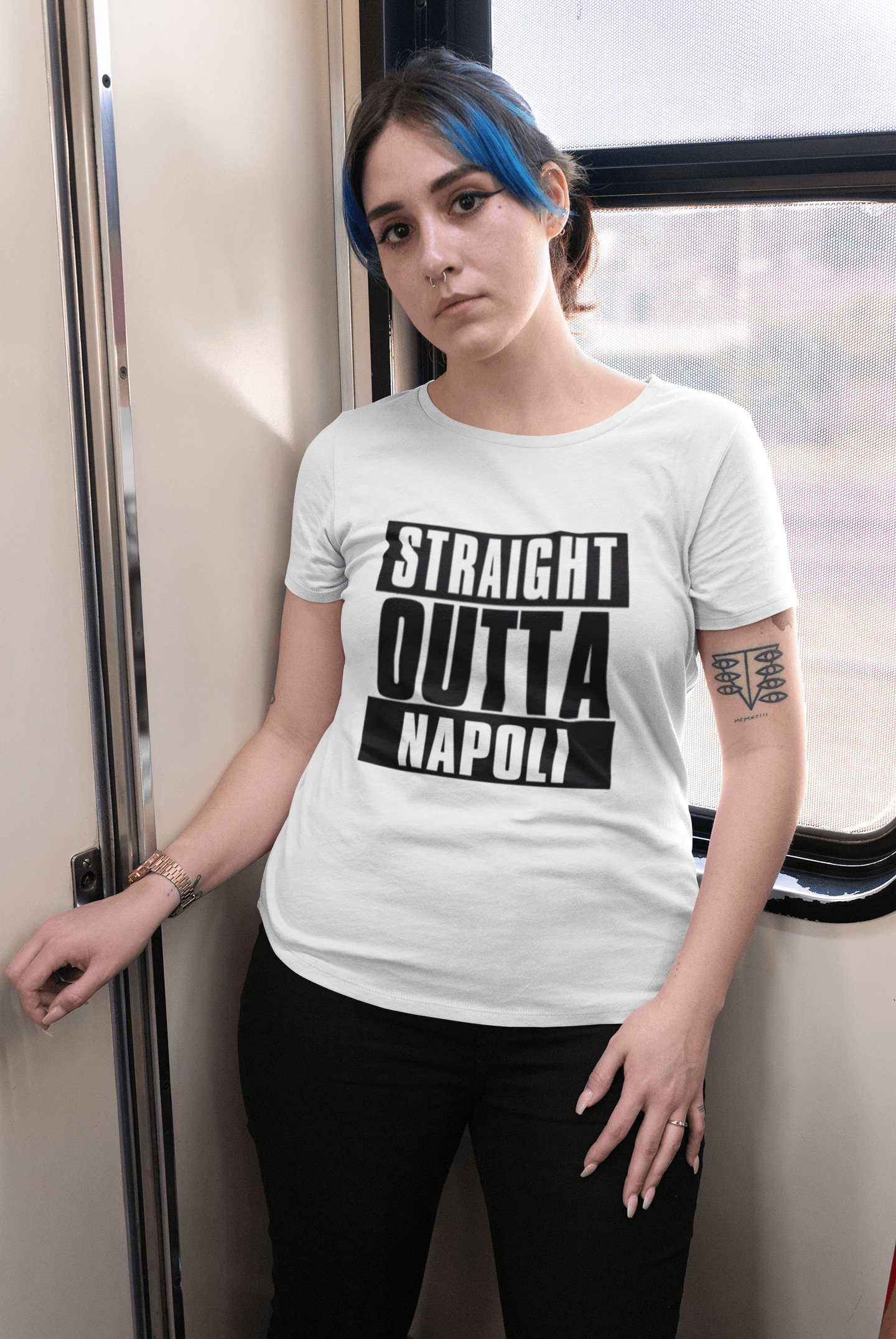 T-shirt à manches courtes et col rond pour femme Straight Outta Napoli, 100 % coton, disponible en tailles XS, S, M, L, Xl. 00026