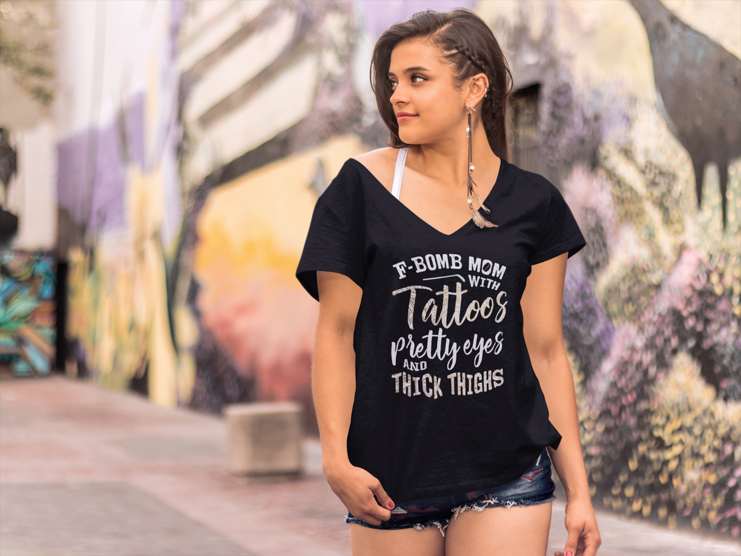 ULTRABASIC T-Shirt Femme F-Bomb Maman avec Tatouages ​​Jolis Yeux et Cuisses Épaisses - Tee Shirt Mère
